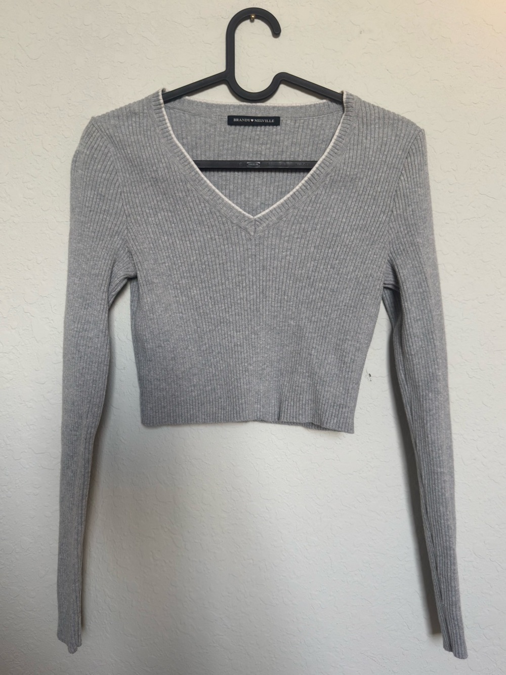 Brandy Melville Light Gray Ribbed V-Neck Cropped Sweater
